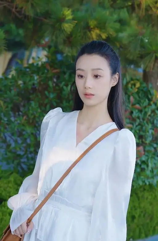 《假千金归来竟是真大佬》：身份反转的爽剧，看落魄小姐如何逆袭成女王！